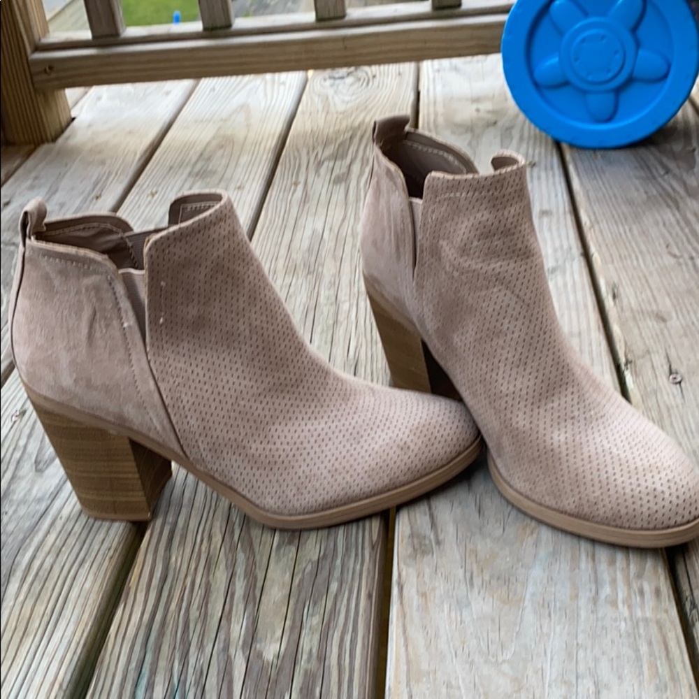 Universal thread booties